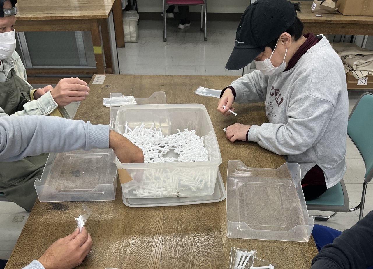 小物類の袋詰め